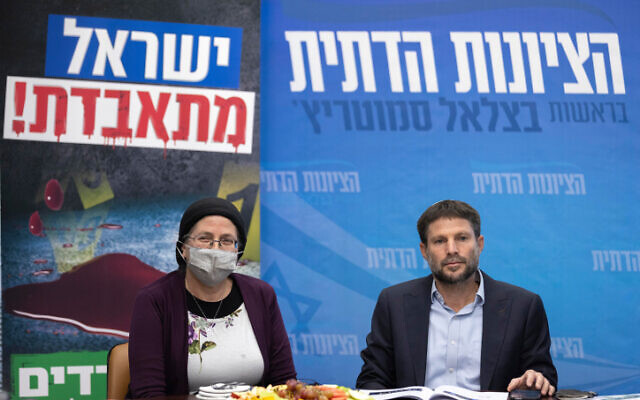 Bezalel Smotrich, chef du parti Sionisme religieux, à droite, et la députée Orit Strock lors d'une réunion de faction à la Knesset, le 1er novembre 2021. (Crédit : Olivier Fitoussi/Flash90)