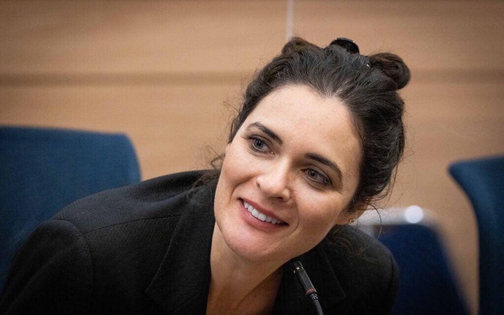La députée du parti travailliste, Emilie Moatti, assistant à une réunion du comité des Affaires étrangères et de la Défense à la Knesset, le 9 novembre 2021. (Crédit : Yonatan Sindel/Flash90)