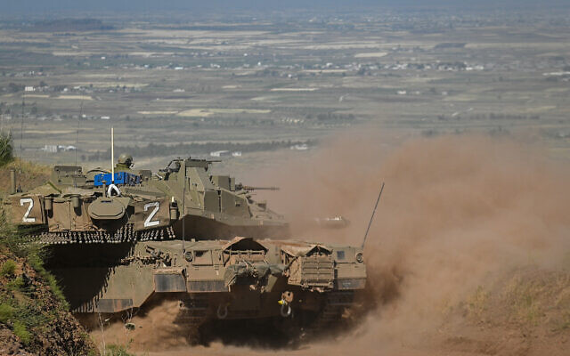 Un char de Tsahal à un avant-poste militaire surplombant la Syrie près de la frontière israélienne dans le plateau du Golan, le 23 mai 2022. (Crédit : Michael Giladi/Flash90)