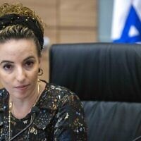 La députée Idit Silman présidant une commission de la Santé de la Knesset, le 7 juin 2022. (Crédit : Olivier Fitoussi/Flash90)