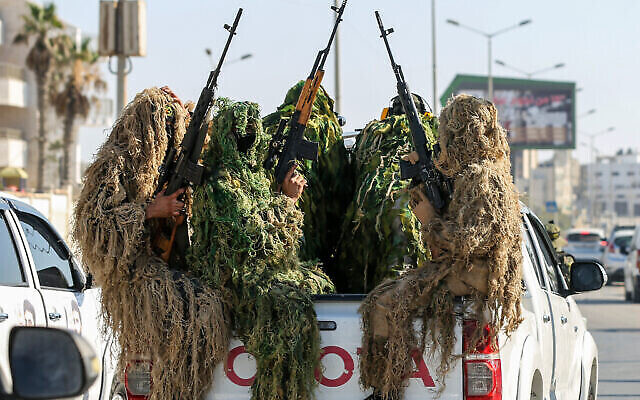 Des membres des Brigades Saraya al-Quds, la branche armée du mouvement du Jihad islamique palestinien, participent à un défilé militaire. dans le camp de réfugiés d'Al-Shati, à l'Ouest de la ville de Gaza, le 24 juin 2022. (Attia Muhammed/Flash90)