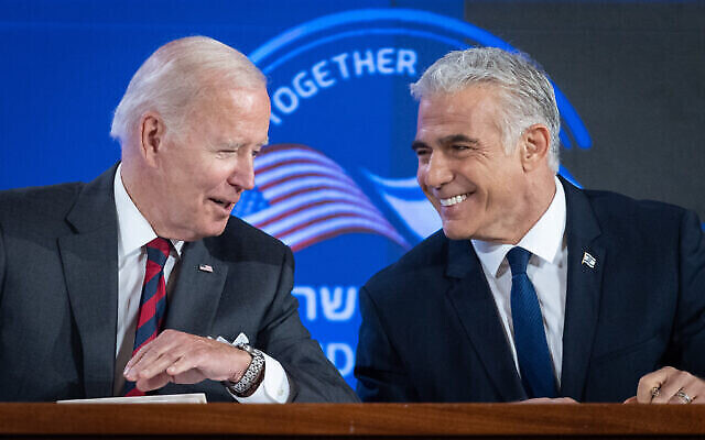 Le président américain Joe Biden lors d'une conférence de presse conjointe avec le premier ministre Yair Lapid, à Jérusalem, le 14 juillet 2022. (Crédit : Emil Salman/POOL)