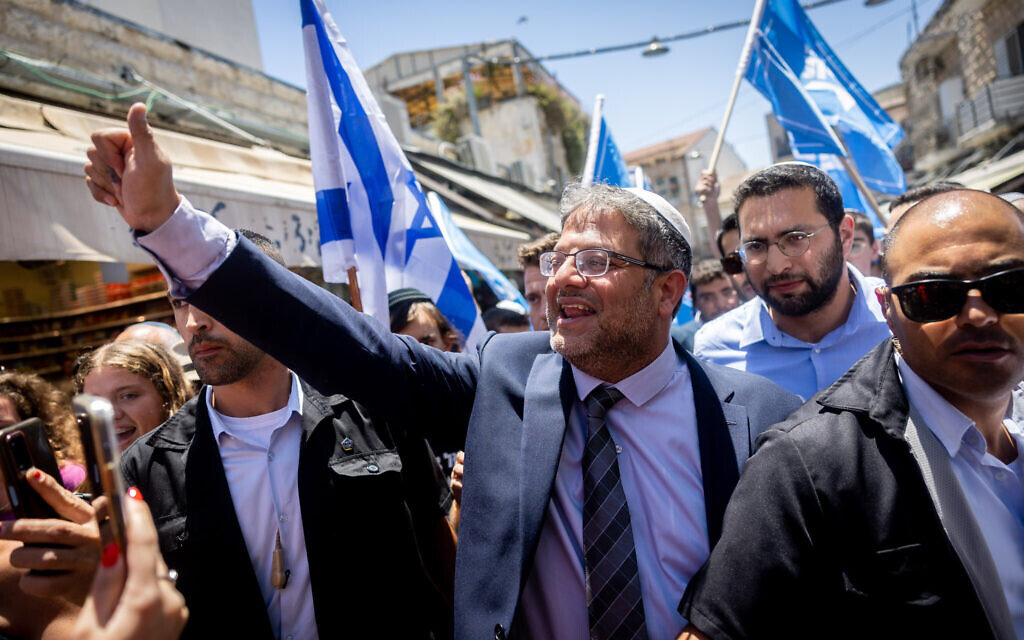 Le député Itamar Ben Gvir du parti d'extrême-droite Otzma Yehudit sur le marché Mahane Yehuda de Jérusalem, le 22 juillet 2022. (Crédit :  Yonatan Sindel/Flash90)
