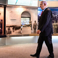 L’ex-Premier ministre Benjamin Netanyahu s’adresse aux médias depuis le siège du Likud à Tel Aviv, le 26 juillet 2022. (Avshalom Sassoni/Flash90)