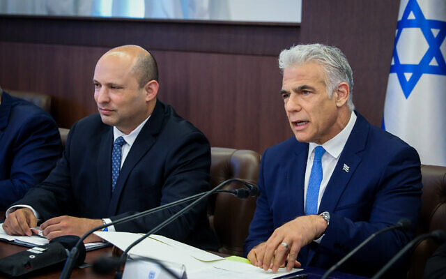Le Premier ministre Yair Lapid, à droite, et le Premier ministre suppléant Naftali Bennett lors d'une réunion du cabinet au bureau du Premier ministre à Jérusalem, le 31 juillet 2022. (Crédit : Marc Israel Sellem/Pool)