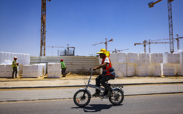 Un chantier de construction dans la ville de Beer Sheva, dans le sud d'Israël, le 28 juillet 2022. (Crédit :  Nati Shohat/Flash90)