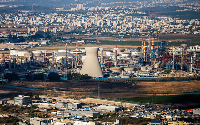 Vue de la tour de refroidissement d'eau de la raffinerie de pétrole de Haïfa, à Haïfa, le 31 juillet 2022. (Crédit : Shir Torem/Flash90)
