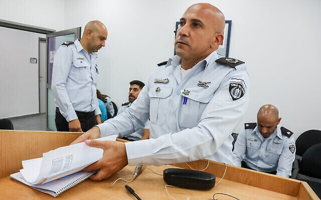Arik Yaakov, commandant du district nord de l'administration pénitentiaire, arrive pour son témoignage devant la commission d’enquête sur l’évasion de prisonniers de sécurité de la prison de Gilboa, à Modi’in, le 1er août 2022. (Crédit : Flash90)