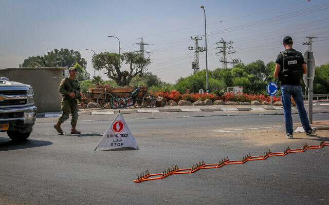 Des soldats israéliens bloquent des routes près de la frontière avec la bande de Gaza, le 3 août 2022. (Crédit : Flash90)