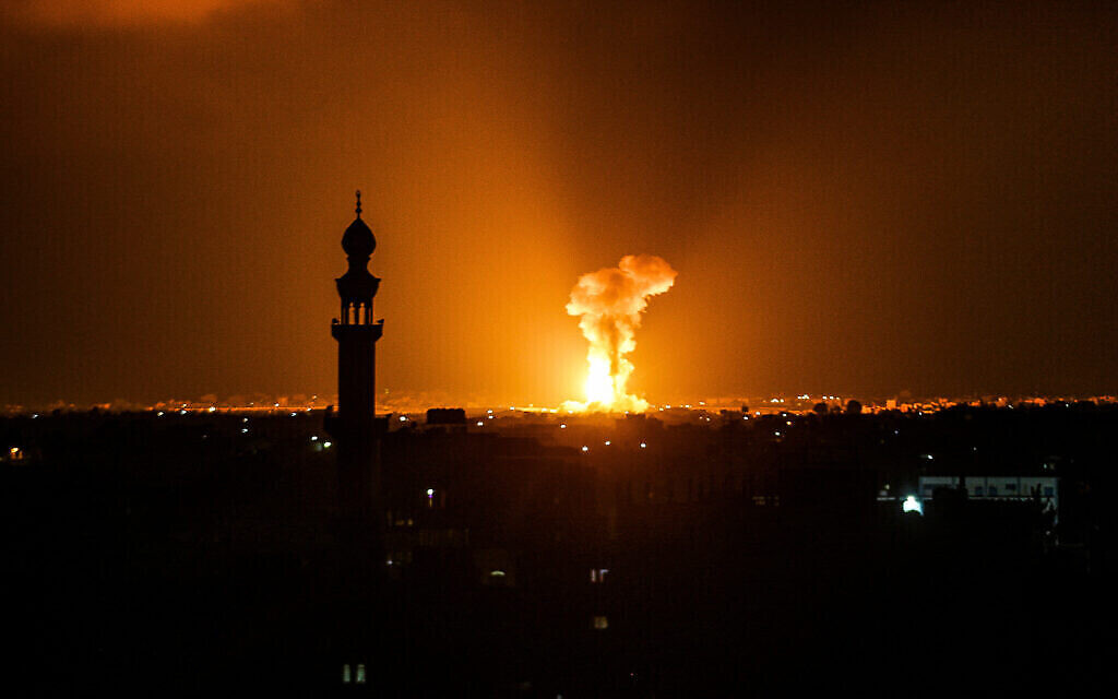 Une boule de feu et de fumée s'élève après les frappes aériennes israéliennes à Khan Younis, dans la bande de Gaza, le 5 août 2022. (Crédit : Abed Rahim Khatib/Flash90)