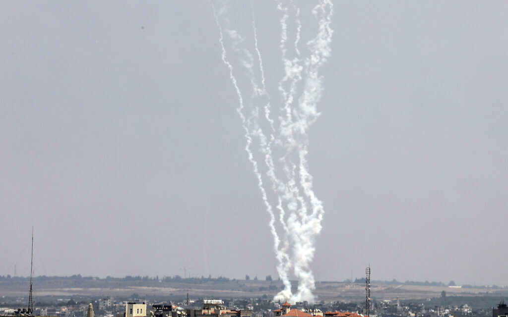 Des roquettes sont tirées vers Israël depuis la ville de Gaza, le 6 août 2022. (Crédit : Attia Muhammed/Flash90)