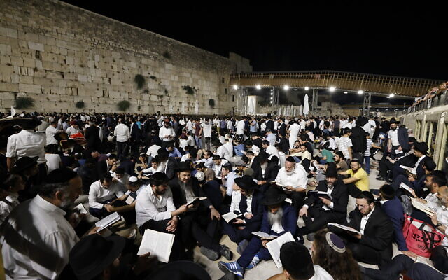 Des hommes juifs prient au mur Occidental à la veille de Tisha BeAv dans la Vieille Ville de Jérusalem, le 6 août 2022. (Crédit : Olivier Fitoussi/Flash90)