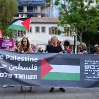 Des manifestants brandissant des drapeaux palestiniens protestent contre l'opération Aube de Tsahal, devant le ministère de la Défense à Tel Aviv, le 6 août 2022. (Crédit : Tomer Neuberg/Flash90)