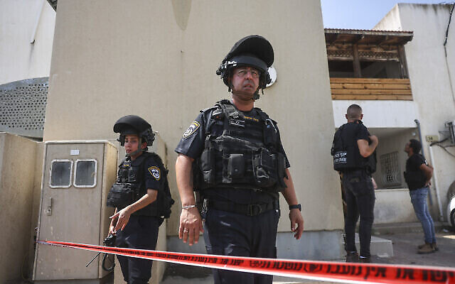 Les forces de sécurité dans une maison de Sderot qui a été directement touchée par une roquette, le 6 août 2022. (Crédit : Yonatan Sindel/Flash90)