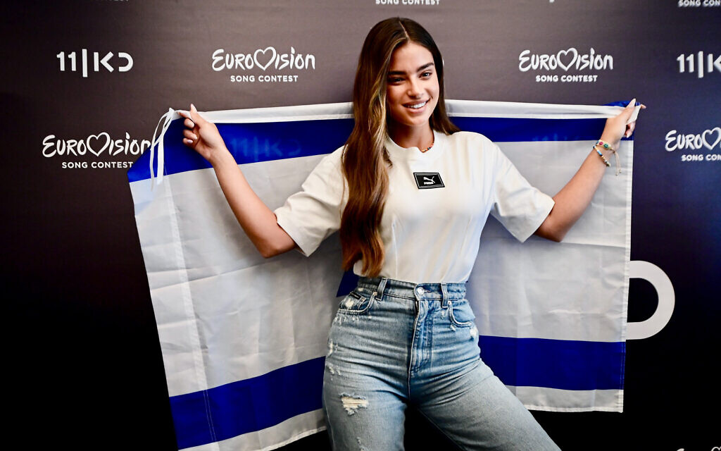 La chanteuse Noa Kirel annonçant sa participation à l'Eurovision 2023, lors d'une conférence de presse, à Tel Aviv, le 10 août 2022. (Crédit : Avshalom Sassoni/FLASH90)