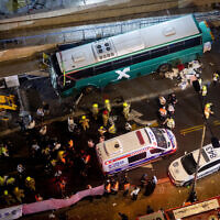 La scène d'un accident de bus dans la rue Shamgar à Jérusalem, le 11 août 2022. (Crédit : Yonatan Sindel/Flash90)