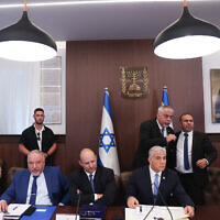 Le Premier ministre Yair Lapid dirigeant une réunion du cabinet au bureau du Premier ministre, à Jérusalem, le 14 août 2022. (Crédit : Ohad Zwigenberg/POOL)