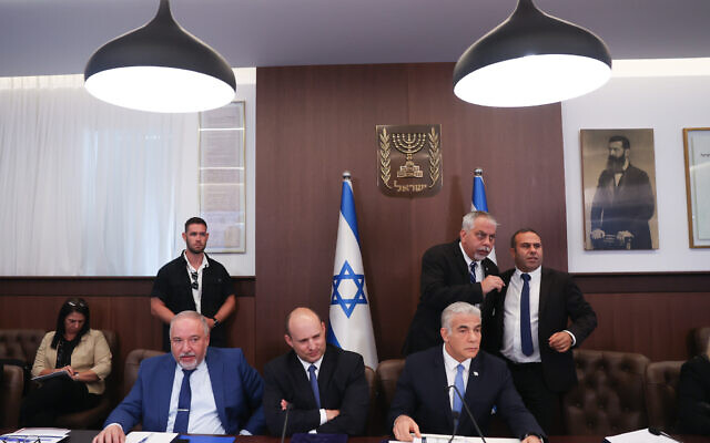 Le Premier ministre Yair Lapid dirigeant une réunion du cabinet au bureau du Premier ministre, à Jérusalem, le 14 août 2022. (Crédit : Ohad Zwigenberg/POOL)