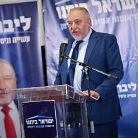 Le chef du parti Yisrael Beytenu, Avigdor Liberman, lançant la campagne du parti  en vue des prochaines élections, à Neve Ilan,, le 14 août 2022. (Crédit : Yonatan Sindel/Flash90)