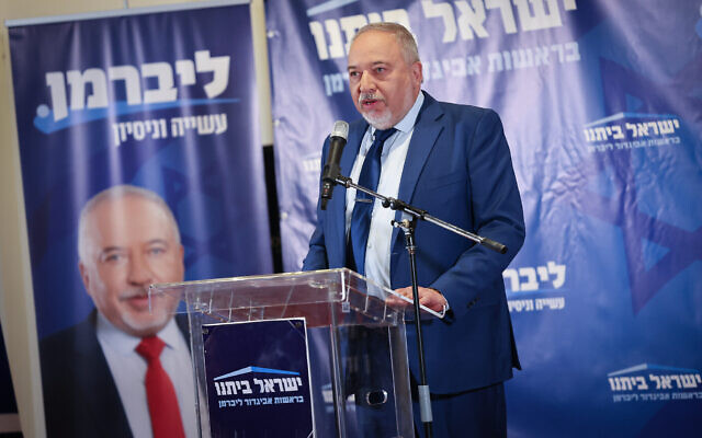 Le chef du parti Yisrael Beytenu, Avigdor Liberman, lançant la campagne du parti  en vue des prochaines élections, à Neve Ilan,, le 14 août 2022. (Crédit : Yonatan Sindel/Flash90)