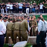 Les funérailles du soldat Nathan Fitoussi, tué par le "tir ami" d'un soldat israélien près de Tulkarem, en Cisjordanie, le 16 août 2022. (Crédit : Avshalom Sassoni/Flash90)