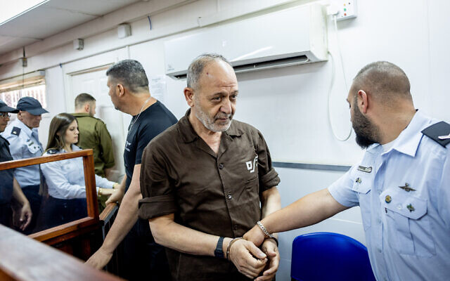 Bassam Saadi, chef du groupe terroriste palestinien Jihad islamique en Cisjordanie, arrivant pour son audience de détention provisoire à la prison d'Ofer, à l'extérieur de Jérusalem, le 16 août 2022. (Crédit : Yonatan Sindel/Flash90)