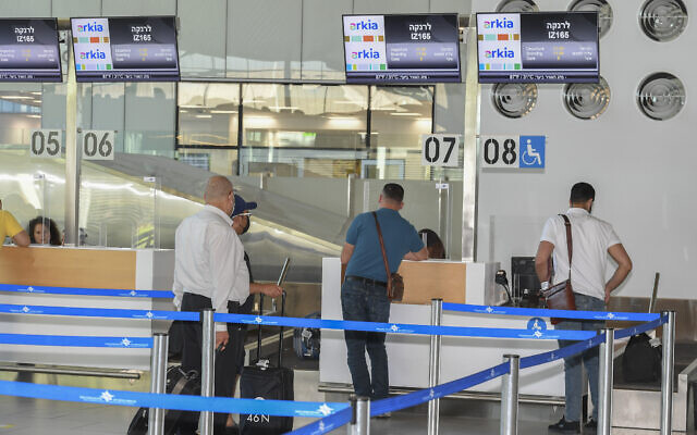 Des résidents palestiniens vivant dans les territoires de l'Autorité palestinienne se préparent à embarquer à l'aéroport Ramon pour des vols à destination d'Antalya, en Turquie, le 22 août 2022.  (Crédit : Flash90)