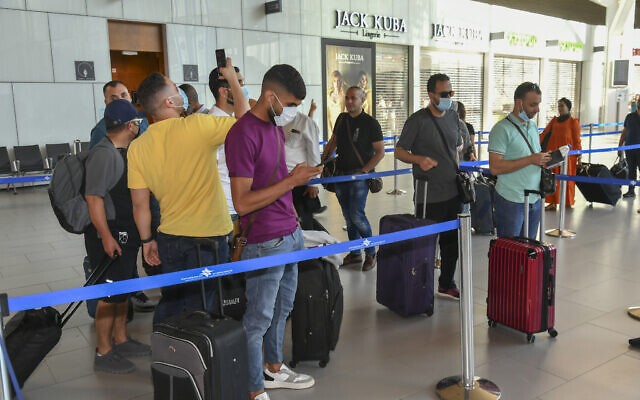 Des résidents palestiniens de Cisjordanie  prêts à embarquer sur un vol à l'aéroport Ramon, le 22 août 2022. (Crédit : Flash90)
