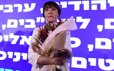 Zehava Galon après avoir remporté la course à la direction du parti Meretz, à Tel Aviv, le 23 août 2022. (Crédit : Tomer Neuberg/Flash90)
