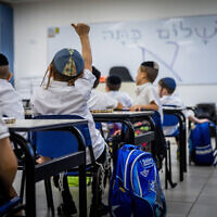 Illustration : De jeunes élèves dans une classe lors de la rentrée scolaire dans un établissement ultra-orthodoxe pour garçons, à Beit Shemesh, le 28 août 2022. (Crédit : Yonatan Sindel/Flash90)