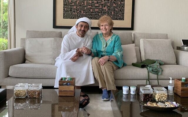 L'envoyée spéciale américaine à la lutte contre l'antisémitisme , Deborah Lipstadt, à droite, rencontrant le ministre des Affaires étrangères des EAU, Abdullah bin Zayed, à Abu Dhabi, le 10 juillet 2022. (Crédit : Département d'Etat/Twitter)