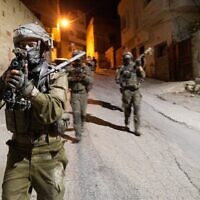 Des soldats de Tsahal lors d'opérations d'arrestation de suspects terroristes en Cisjordanie, le 10 août 2022. (Crédit : armée israélienne)