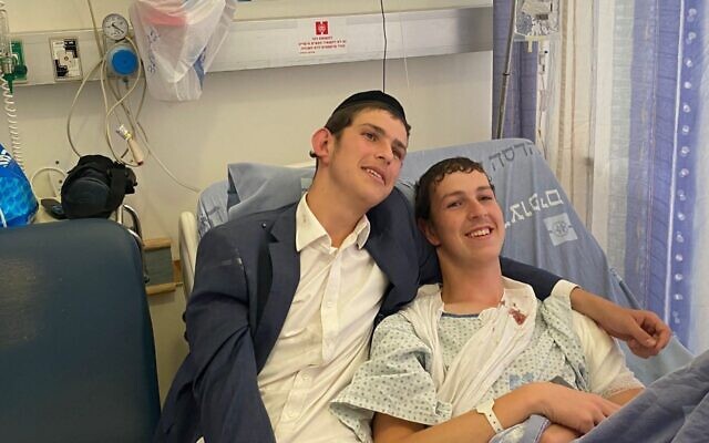 Les deux frères blessés dans la fusillade terroriste à Jérusalem réunis à l'hôpital. (Crédit : capture d’écran Twitter @AZULAY55)
