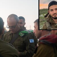 Le chef du Commandement central de l'armée israélienne, Yehuda Fuchs, sur le site où le sergent Nathan Fitoussi (encart) a été tué par un tir ami à côté de Tulkarem, une ville de Cisjordanie, le 16 août 2022. (Crédit : Armée israélienne)