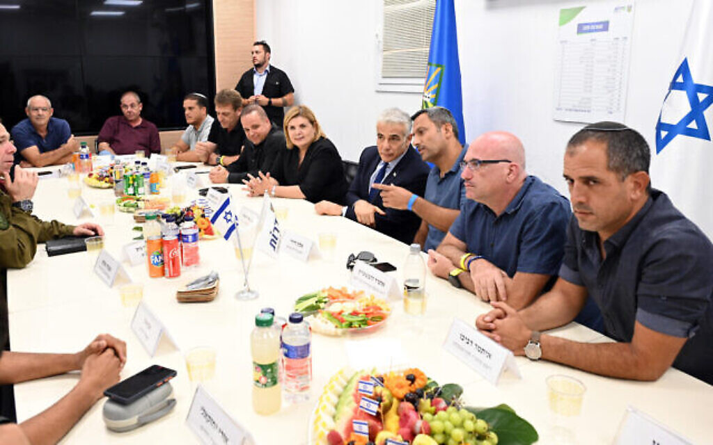 Le Premier ministre Yair Lapid rencontre des dirigeants municipaux du sud à Sderot, le 7 août 2022, lors des combats à Gaza entre Israël et le Jihad islamique palestinien. (Crédit : Haim Zach/GPO)