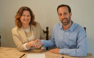 Ram Shefa du Parti travailliste, à droite, et Michal Rozin, du Meretz, signant un accord de partage des votes entre les partis, le 31 août 2022. (Crédit : Autorisation)