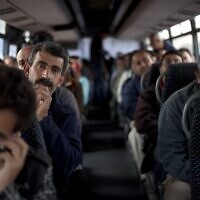 Des ouvriers palestiniens à bord d'un bus en route vers la Cisjordanie après avoir travaillé dans la région de Tel Aviv, en Israël, lundi 4 mars 2013. (Crédit : AP/Ariel Schalit)