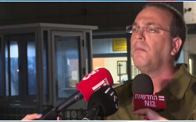Le général de division Oded Basiuk fait une déclaration devant le quartier général de Tsahal à Tel Aviv, le 6 août 2022. (Crédit : Capture d'écran : JT Douzième chaîne)