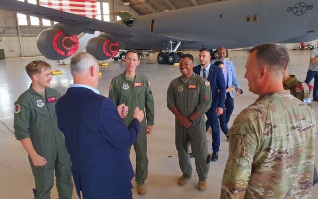 Le ministre de la Défense Benny Gantz s'entretenant avec le personnel de l'US Air Force à l'aile de ravitaillement de la base aérienne MacDill, à Tampa, en Floride, le 25 août 2022. (Crédit : Ministère de la Défense)