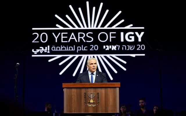 Le Premier ministre Yair Lapid lors d'un événement pour marquer les 20 ans de la fondation de la Jeunesse gay israélienne, à Tel Aviv, le 27 août 2022. (Crédit : Elad Gutman)