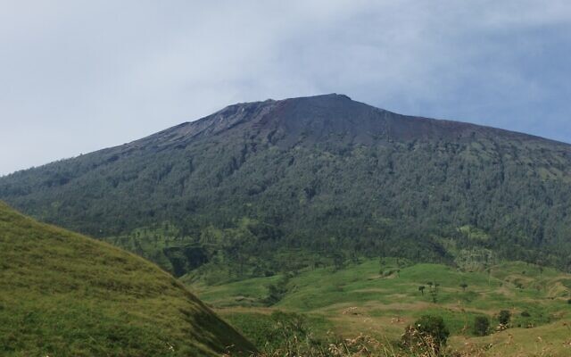 Vue du mont Rinjani, en Indonésie. (Crédit : CC BY Midori/Wikemedia Commons)