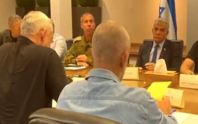 Le Premier ministre Yair Lapid, le ministre de la Défense Benny Gantz et d’autres ministres et fonctionnaires tiennent une réunion sur la sécurité, le 5 août 2022, au siège de Tsahal à Tel-Aviv. (Capture d’écran de la Douzième chaine)