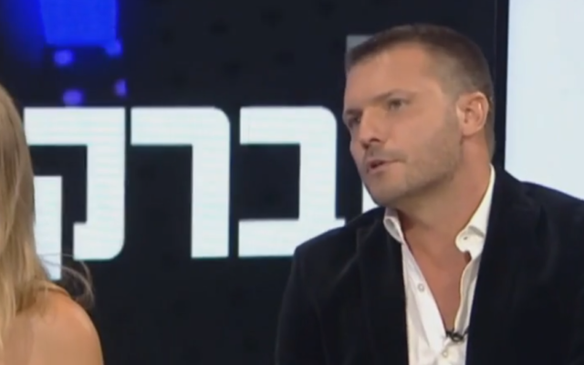 L'agent israélien, Shai Avital s'entretenant avec la Douzième chaîne. (Crédit : La Douzième chaîne)