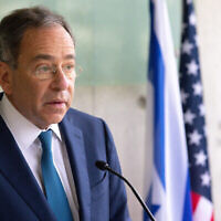 L'ambassadeur américain en Israël Thomas (Tom) Nides visite le mémorial et musée de l'Holocauste Yad Vashem à Jérusalem le 2 décembre 2021. (Crédit : Olivier Fitoussi/Flash90)