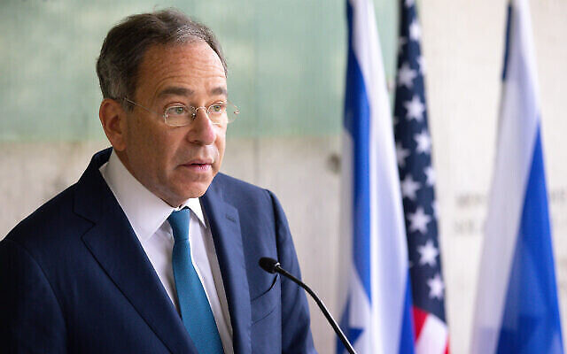 L'ambassadeur américain en Israël Thomas (Tom) Nides visite le mémorial et musée de l'Holocauste Yad Vashem à Jérusalem le 2 décembre 2021. (Crédit : Olivier Fitoussi/Flash90)