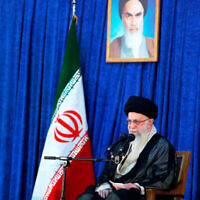 L’ayatollah Ali Khamenei, guide suprême iranien, prend la parole à l’occasion de l’anniversaire de la mort du défunt fondateur de la République islamique, l’ayatollah Ruhollah Khomeiny, sur l’affiche en haut au centre, en son mausolée de Téhéran, en Iran, le 4 juin 2022. (Bureau du Guide suprême iranien via l'AP)
