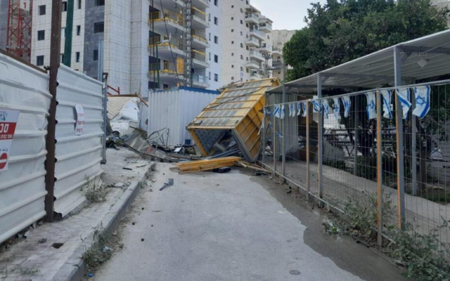 Un conteneur effondré sur un site de construction à Tirat HaCarmel, le 21 août 2022. (Crédit : United Hatzalah)