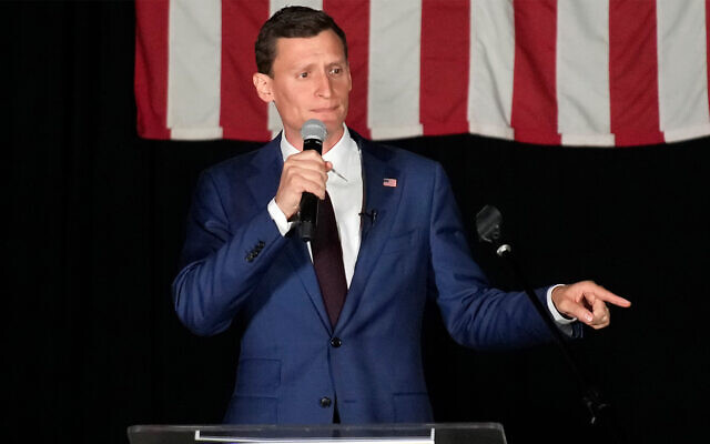 Le candidat républicain au Sénat américain de l'Arizona, Blake Masters, s'adresse à des partisans lors d'une soirée de campagne à Chandler, Arizona, le 2 août 2022. (Crédit 
: AP Photo/Rick Scuteri)