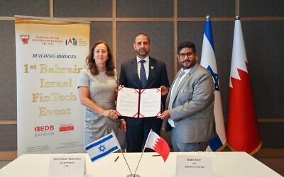 De gauche à droite : Karin Mayer Rubinstein, présidente et directrice générale de l'IATI, Khaled Yousif Al-Jalahma, ambassadeur du Bahreïn en Israël, et Bader Sater, directeur-général de Bahrain Fintech Bay, signant un accord de coopération dans le domaine de la fintech, à Tel Aviv, le 2 août 2022. (Crédit : Alon Gilboa)