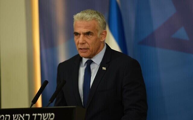 Le Premier ministre Yair Lapid évoque l'opération Aube à Gaza, le 5 août 2022. (Crédit : Kobi Elkatzur/GPO)